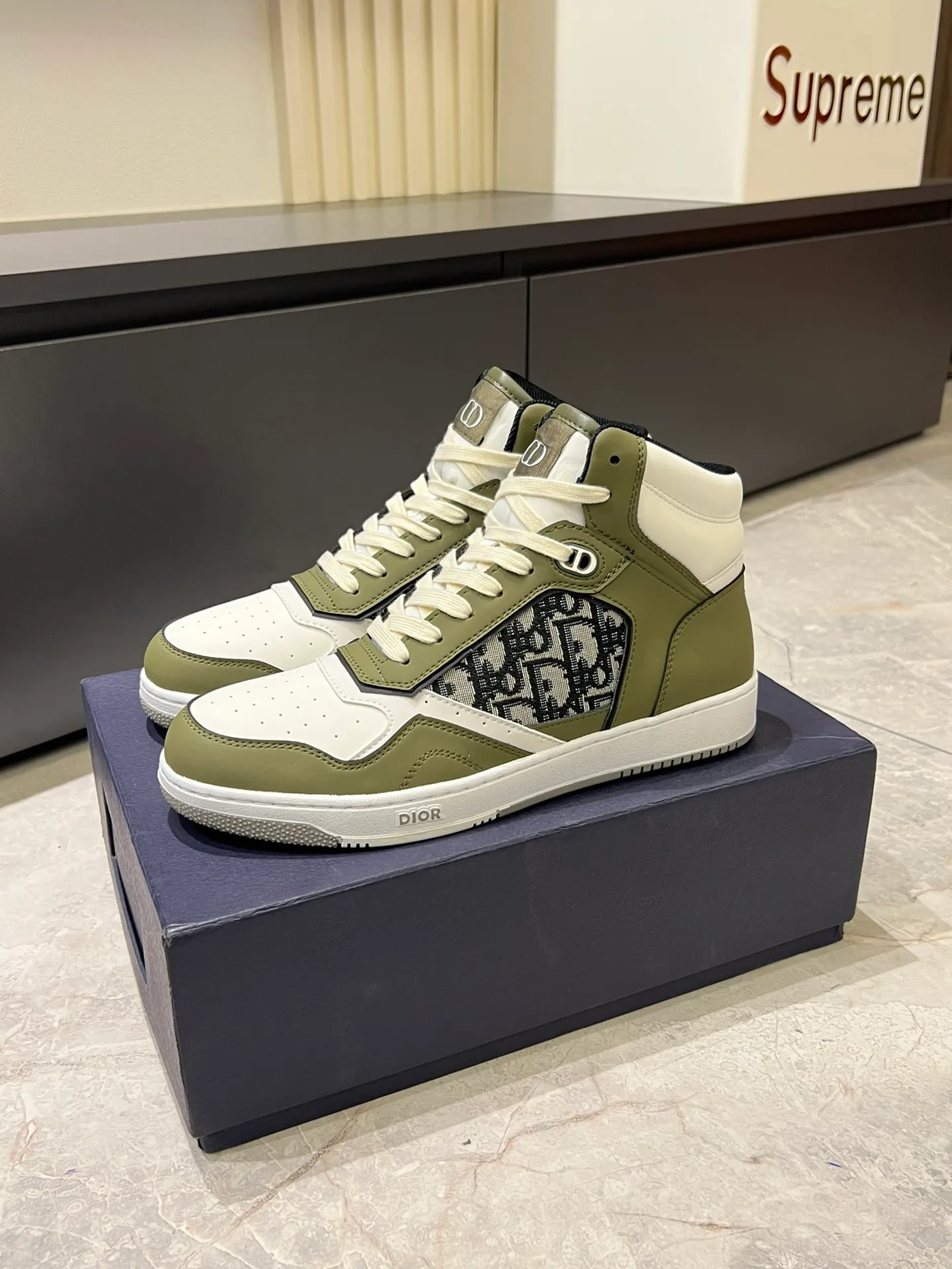 Men's shoes 💰p460 "Dio*" mid-top B27 casual sneakers. This B27 high-top sneaker is a new product in the series and continues Di*r's classic style. Crafted from gray and white smooth calf leather with beige and black Oblique print panels on the sides. The "CD Icon" shaped shoelace eyelets are clever and delicate, and the two-color rubber sole, rear collar and heel are all equipped with the brand's iconic details to enhance the style. Oblique printed straps at the ankle allow for an adjustable fit to complement the overall design. Fashionable and versatile, it can complement any look. Create an exquisite design with unique dynamic vitality and modern atmosphere, presented in low-top and high-top styles. This new must-have shoe adds a new dimension to Dior's archive heritage, embodying modern elegance. Purchase the original version and make it 1:1. If you need top quality, please come to me! Male 38-44!